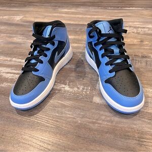 NWOT Nike Air Jordan 1 Mid GS size 3.5y
